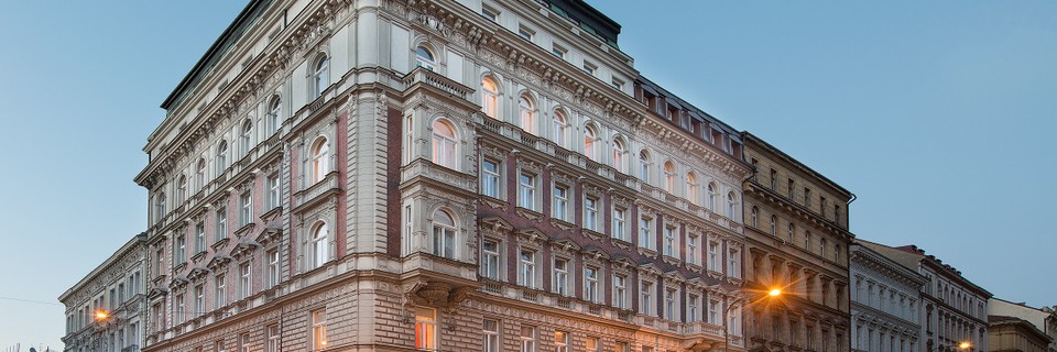 exterior_by_night_hotel_suite_home_prague.jpg